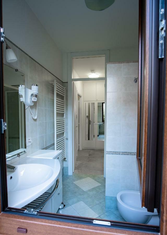 Casa Mary Due - Trilocale Con Giardino Privato A Due Passi Dal Lago Sirmione Exterior foto
